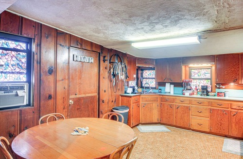 Medicine Park Cabin | Medicine Park Getaway: Kayaks, Deck & Mtn Views!