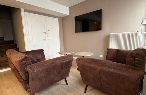 Semur-en-Auxois Apartment | Medieval Room 17