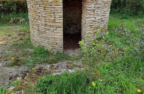 Mont-Saint-Jean House | Medieval village studio house
