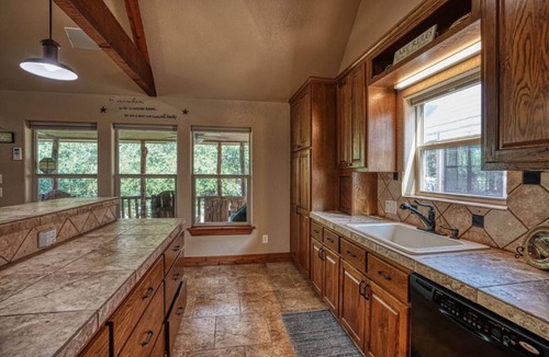 Lakehills House | Medina Lake Waterfront Getaway
