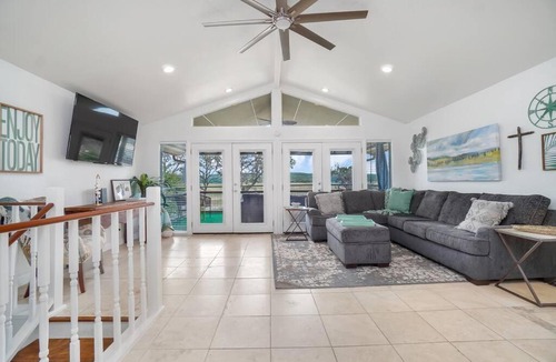Lakehills House | Medina Lakefront Bungalow- Spacious Amazing Views