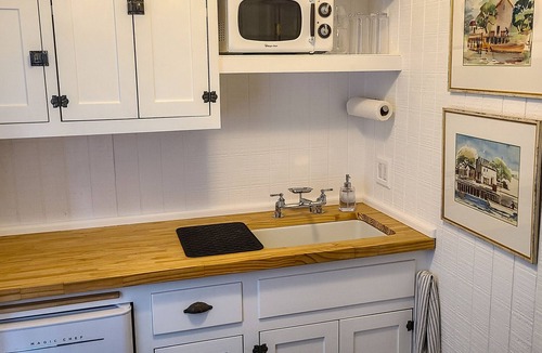 Castroville Cottage | Medina River & Pool Hüs - Historic Tiny Cottage - River, Creek, Pool & Patio