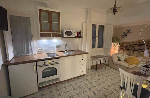 Sant Feliu de Guixols Apartment | Mediterranean Gecko. Functional, cozy and centrally located apartment. Ideal for couples