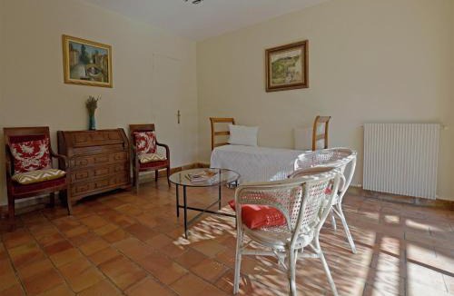 Vergeze Villa | Mediterranean Garden Retreat