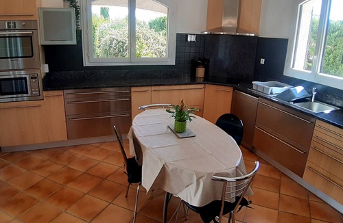 Montarnaud Villa | Mediterranean villa with heated pool set in large private garden.