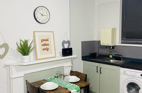 Chatham Apartment | Medway studio opposite Chatham station