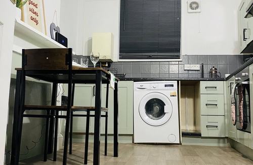 Chatham Apartment | Medway studio opposite Chatham station