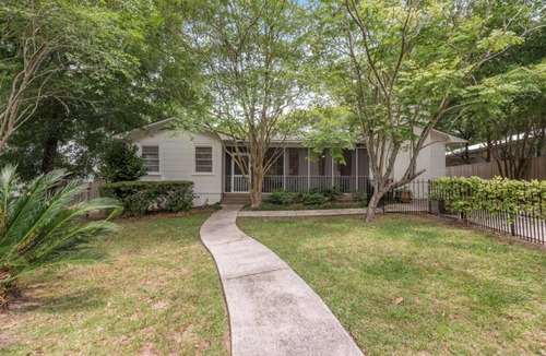 Fairhope Cottage | “Meet Me in Fairhope”-Walk to bay and beach in the heart of Fairhope!