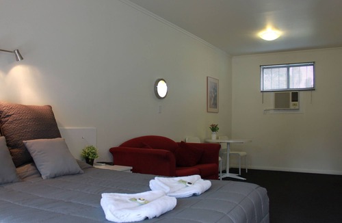 Beaconsfield Hotel | Melaleuca Lodge