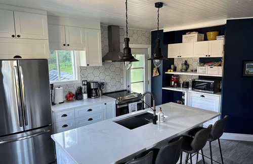 Ivry-sur-le-Lac Cottage | Melancy waterfront cottage in Sainte-Agathe Nord (Ivry-sur-le-Lac).