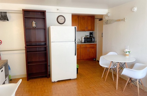 McCully - Moiliili Condo | Mellow Hawaiian Monarch Studio | Pool + Gym