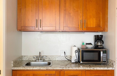 McCully - Moiliili Condo | Mellow Hawaiian Monarch Studio | Pool + Gym