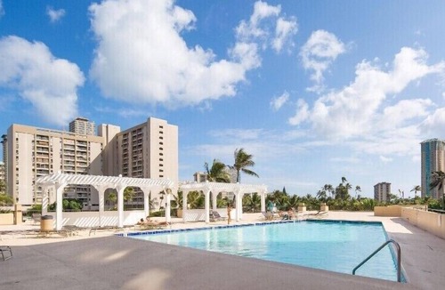 McCully - Moiliili Condo | Mellow Hawaiian Monarch Studio | Pool + Gym