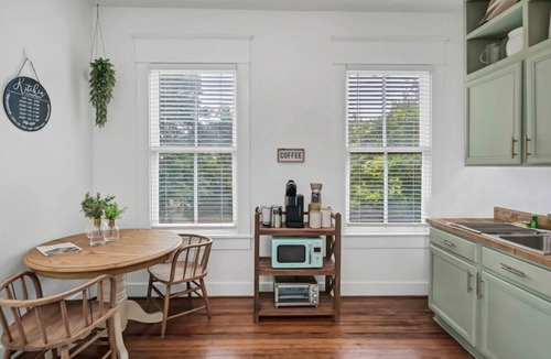 Columbia Apartment | Melrose Heights 1BR | Mins to USC | Sleeps 4!