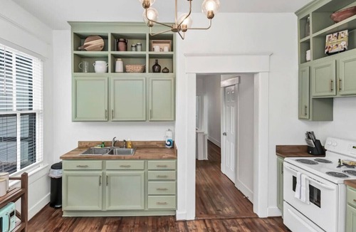 Columbia Apartment | Melrose Heights 1BR | Mins to USC | Sleeps 4!