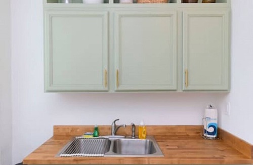 Columbia Apartment | Melrose Heights 1BR | Mins to USC | Sleeps 4!