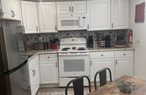 Oak Lane - East Oak Lane Apartment | Melrose Place!