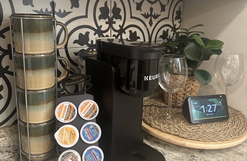 Oak Lane - East Oak Lane Apartment | Melrose Place!