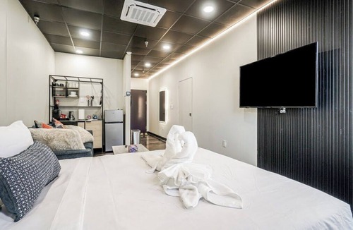 North Oakland Apartment | Melwood Suites Unit 104 Studio