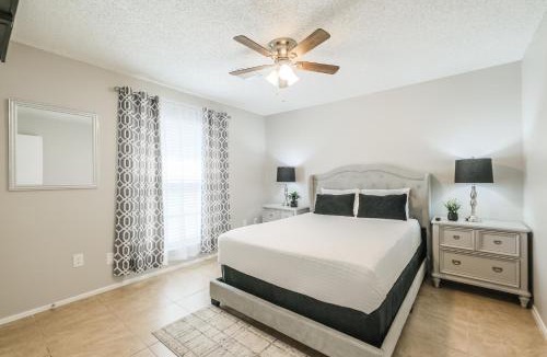 Spring Branch Central House | Memorial City Gem Sleeps 12 Fenced Yard