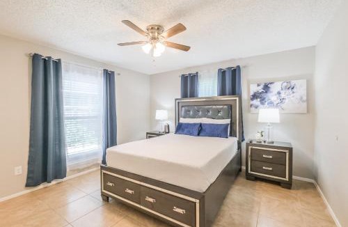 Spring Branch Central House | Memorial City Gem Sleeps 12 Fenced Yard