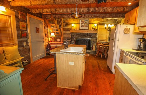 Todd Cabin | MEMORIAL DAY AVAILABLE! Creekside Comfort -2BR/2BA Creekside, Pets Allowed