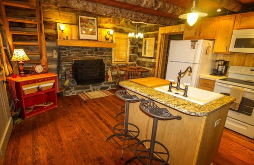 Todd Cabin | MEMORIAL DAY AVAILABLE! Creekside Comfort -2BR/2BA Creekside, Pets Allowed