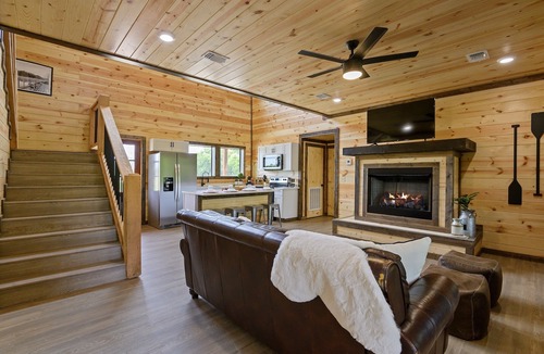 Golden Cabin | Memorial Day Hot Tub Waterfront Fishing