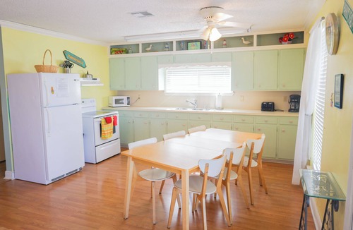 Oscar Cottage | Memorial Day weekend open! Cheap rates on False River! Summer dates available!