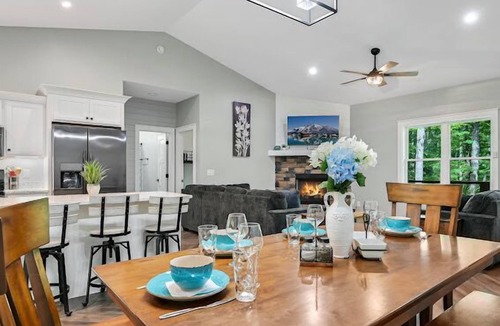 Bent Creek House | Memorial Day wknd OPEN! Putting green, hot tub & firepit! Reduced weekday stays!