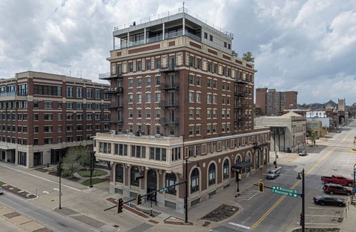 Muscatine Condo | Memories Made Condo in Historic Hotel Muscatine