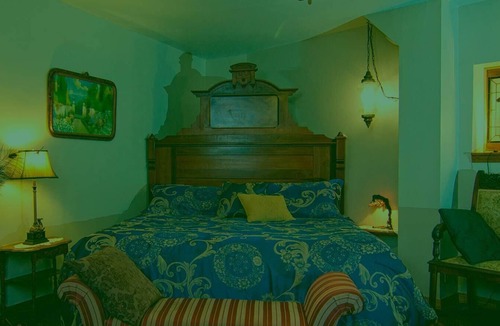 Eureka Springs Historic District Hotel | MEMORIES SUITE, FIREPLACE, GARDEN. ONLY HOTEL WITH PARKING IN DOWNTOWN