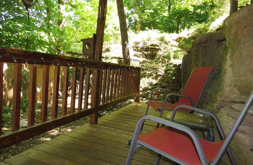 Eureka Springs Historic District Hotel | MEMORIES SUITE, FIREPLACE, GARDEN. ONLY HOTEL WITH PARKING IN DOWNTOWN