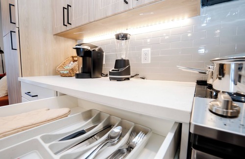 North Burnet Apartment | Memory Foam King Bed+Pool+Gym+Downtown Austin+Domain+Q2Stadium+FreeParking