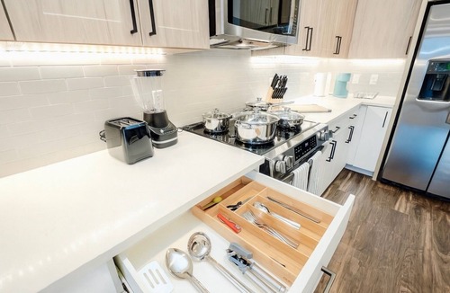 North Burnet Apartment | Memory Foam King Bed+Pool+Gym+Downtown Austin+Domain+Q2Stadium+FreeParking