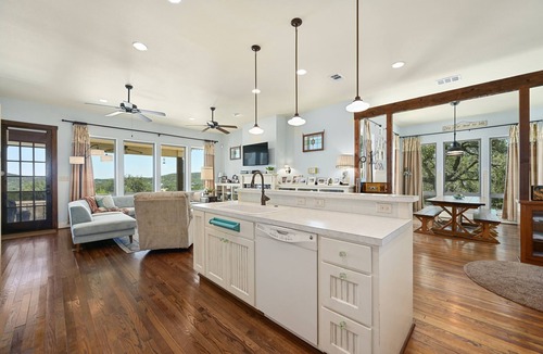 Briarcliff House | 'Memory Lane' -Hot Tub! Lg Yard/ Mins to Marina!