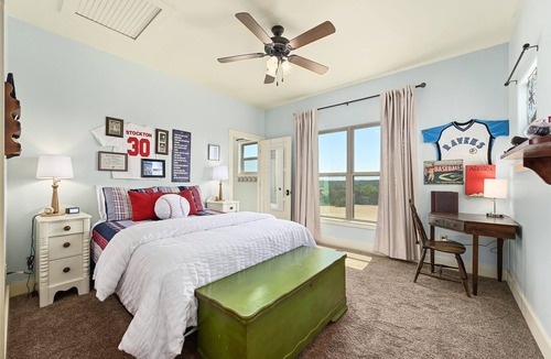 Briarcliff House | 'Memory Lane' -Hot Tub! Lg Yard/ Mins to Marina!