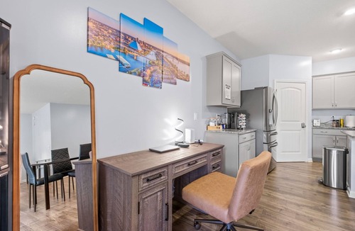 Southaven House | Memphis-Inspired 4BR Home w/Fireplace+Fast Wi-Fi+Close to all major attractions