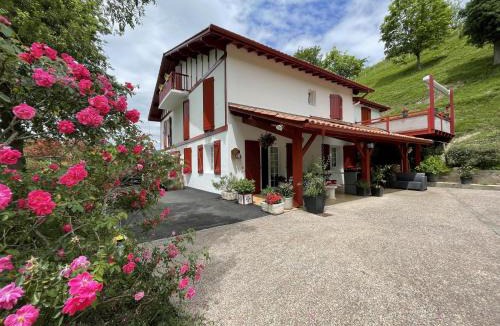 Uhart-Cize House | Mendi beheria