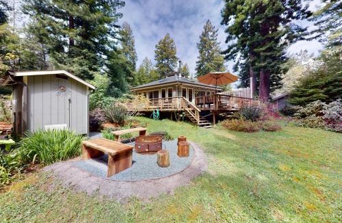 Mendocino House | Mendocino Cozy Cabin-Large Patio Grill & Garden