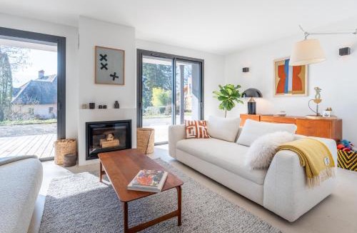 Menthon-Saint-Bernard Villa | MENTHON- Villa W Architecte 2 pas du lac by LLA SELECTIONS