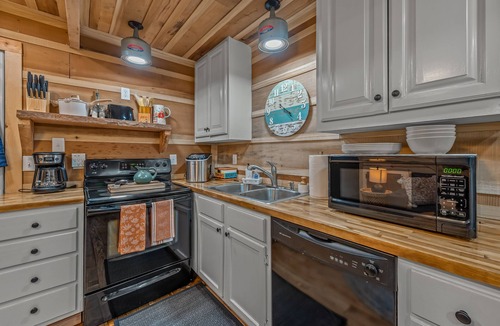 Fort Payne Cabin | Mentone; HIKING; DeSoto Falls; Mentone; Lookout Mtn; Hot tub,fire-pit.