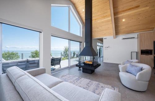 Petite-Riviere-Saint-Francois Ski Chalet | Mer et Mont 1223: Spa & River Views Near Le Massif