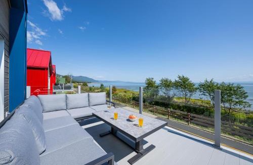 Petite-Riviere-Saint-Francois Ski Chalet | Mer et Mont 1223: Spa & River Views Near Le Massif