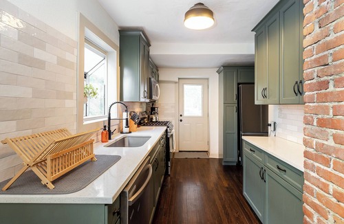 West Plaza House | Mercier Haus - Modern 3-Bed Retreat Walkable to Plaza + Parking!