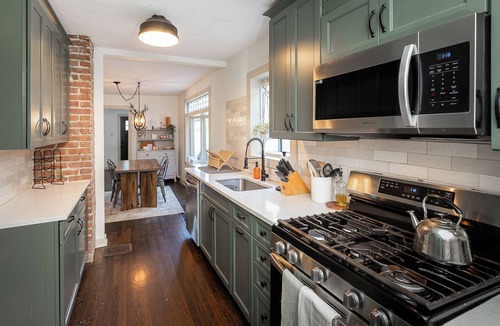 West Plaza House | Mercier Haus - Modern 3-Bed Retreat Walkable to Plaza + Parking!