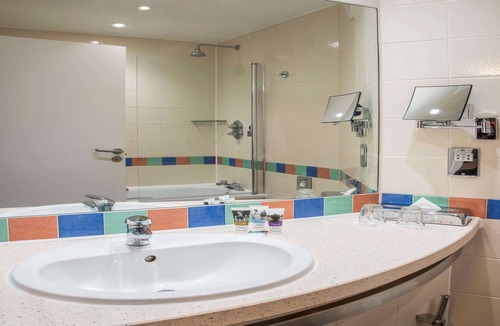 Pinkwell Hotel | Mercure London Heathrow Hotel