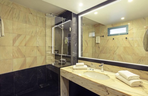 Les Puces de Saint-Ouen Hotel | Mercure Paris Saint-Ouen