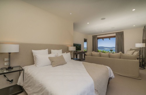 Cooks Beach House | Mercury Ridge - Secluded. Sun-drenched. Splendid.