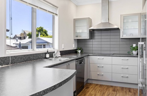 Taupo House | Mere Magic with Water Views - central location near lake front